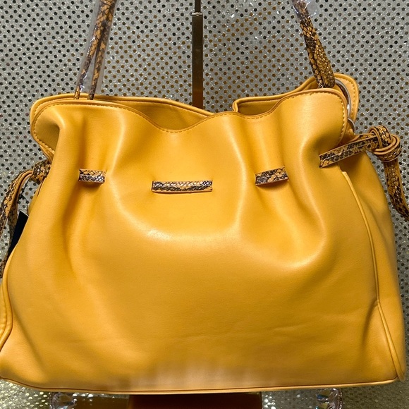 Badgley Mischka Yellow Shoulder/Crossbody Bag Approx. 12 x 10 x 4 - Picture 5 of 17